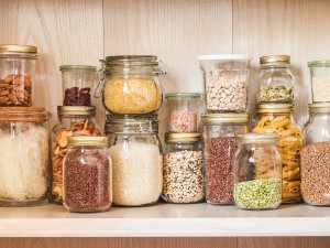 Prečo je vhodné mať doma trvanlivé potraviny a čo všetko si môžete do zásoby zaobstarať?